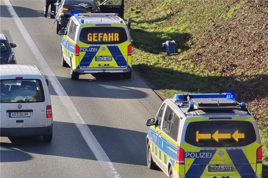 Zwei Streifenwagen der Polizei stehen nach dem Unfall auf der A2 auf dem Seitenstreifen.