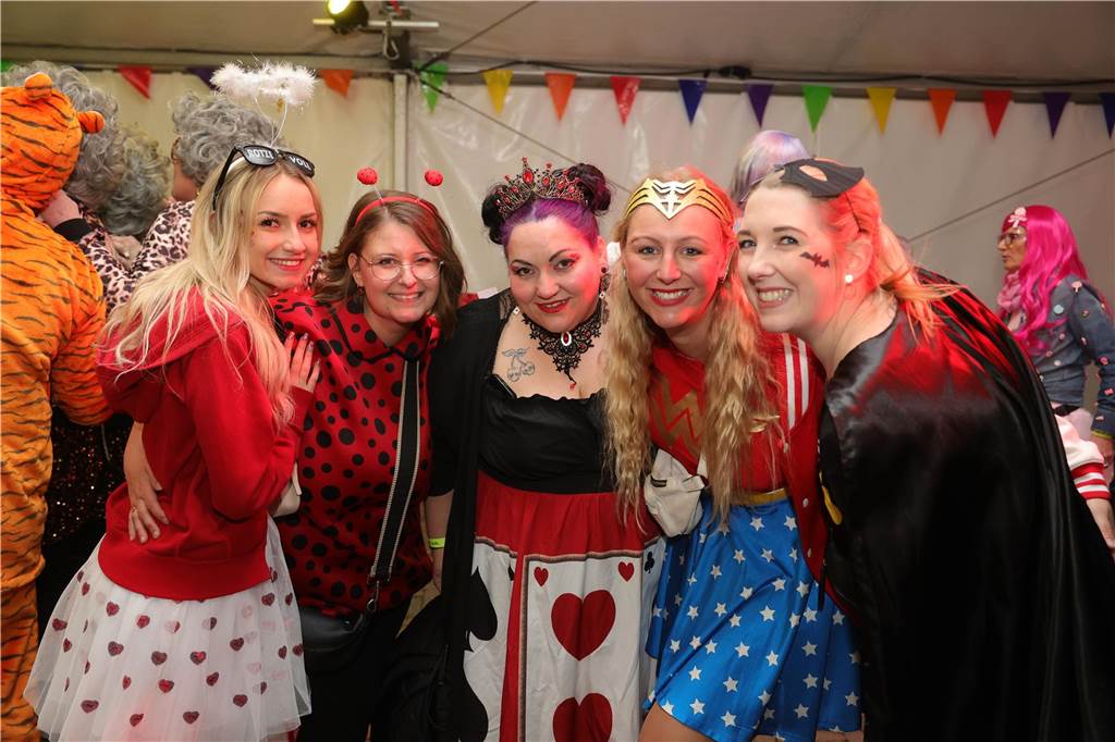 Gäste feiern Weiberfastnacht