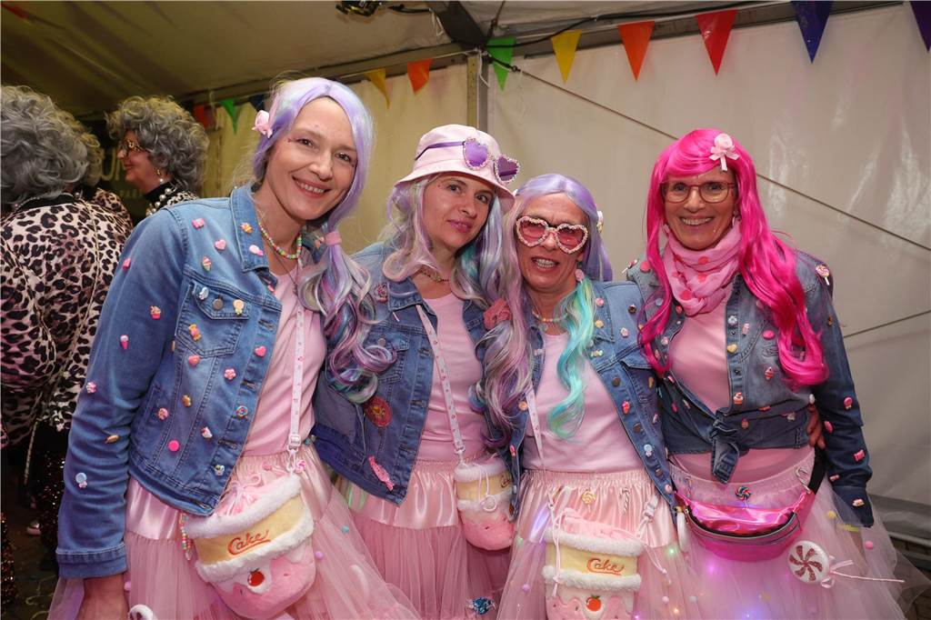 Gäste feiern Weiberfastnacht