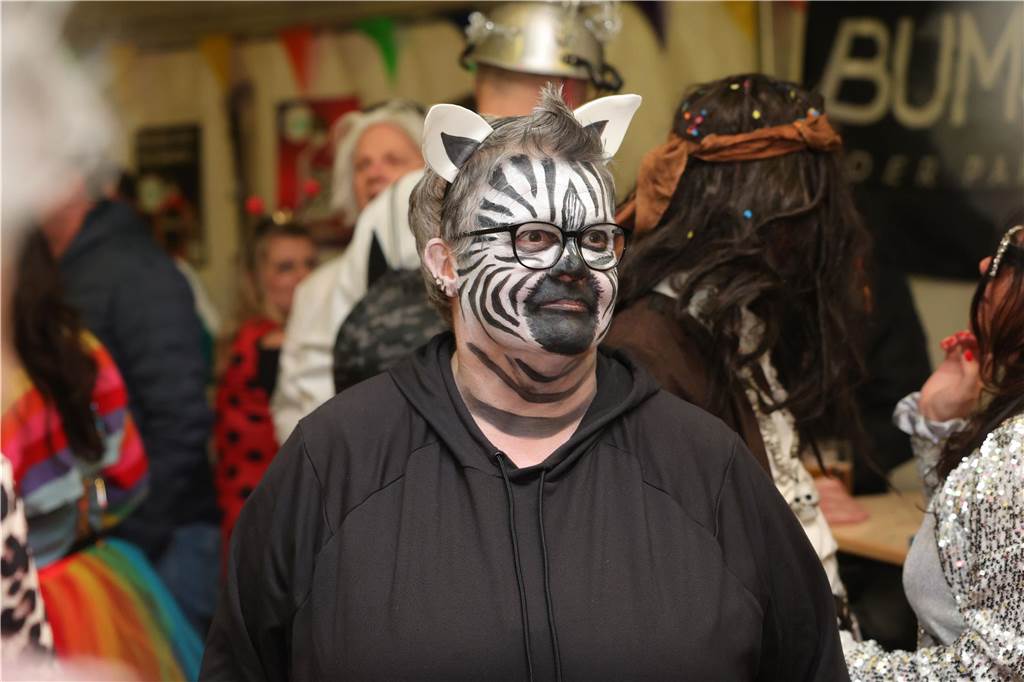 Gäste feiern Weiberfastnacht