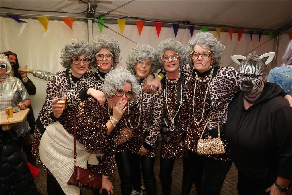 Gäste feiern Weiberfastnacht