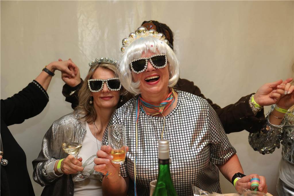 Gäste feiern Weiberfastnacht