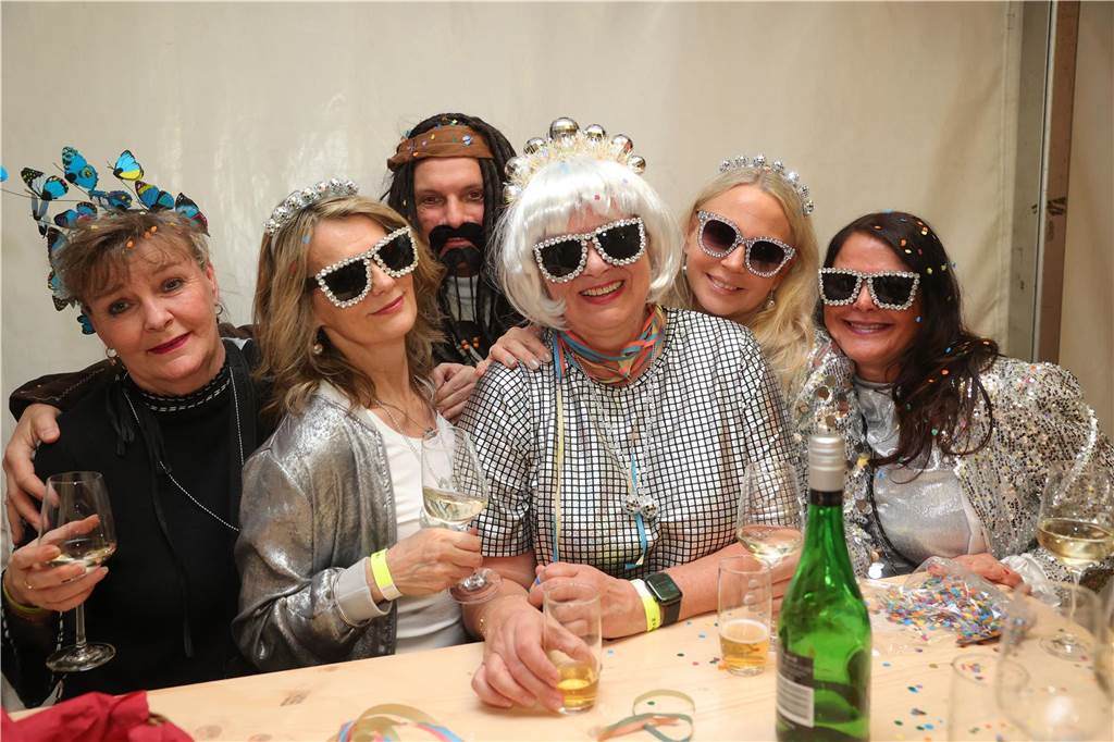Gäste feiern Weiberfastnacht