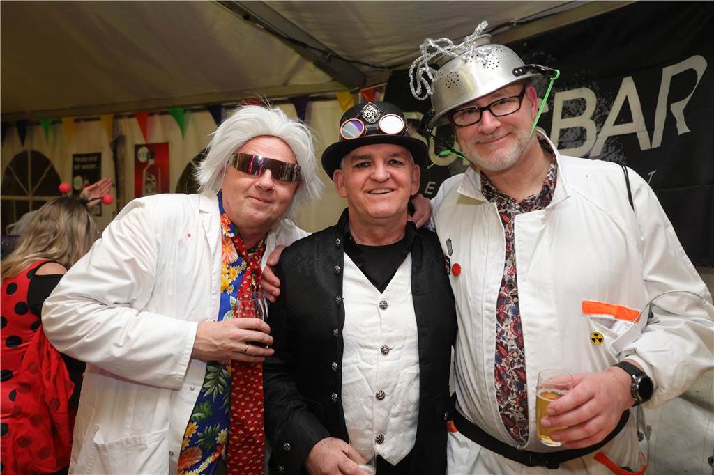 Gäste feiern Weiberfastnacht