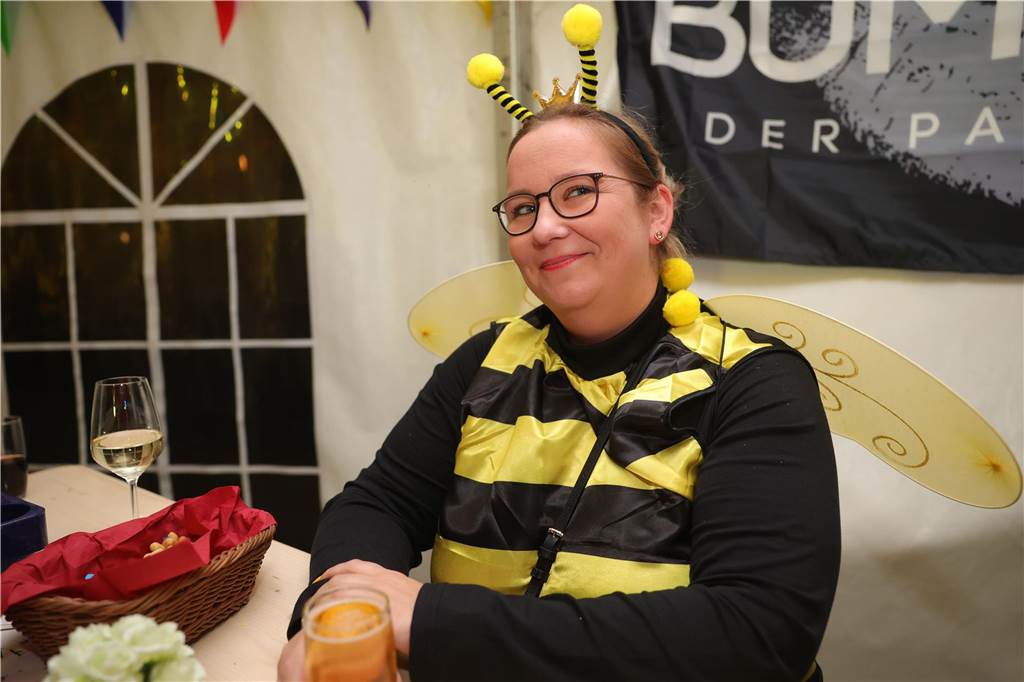 Gäste feiern Weiberfastnacht