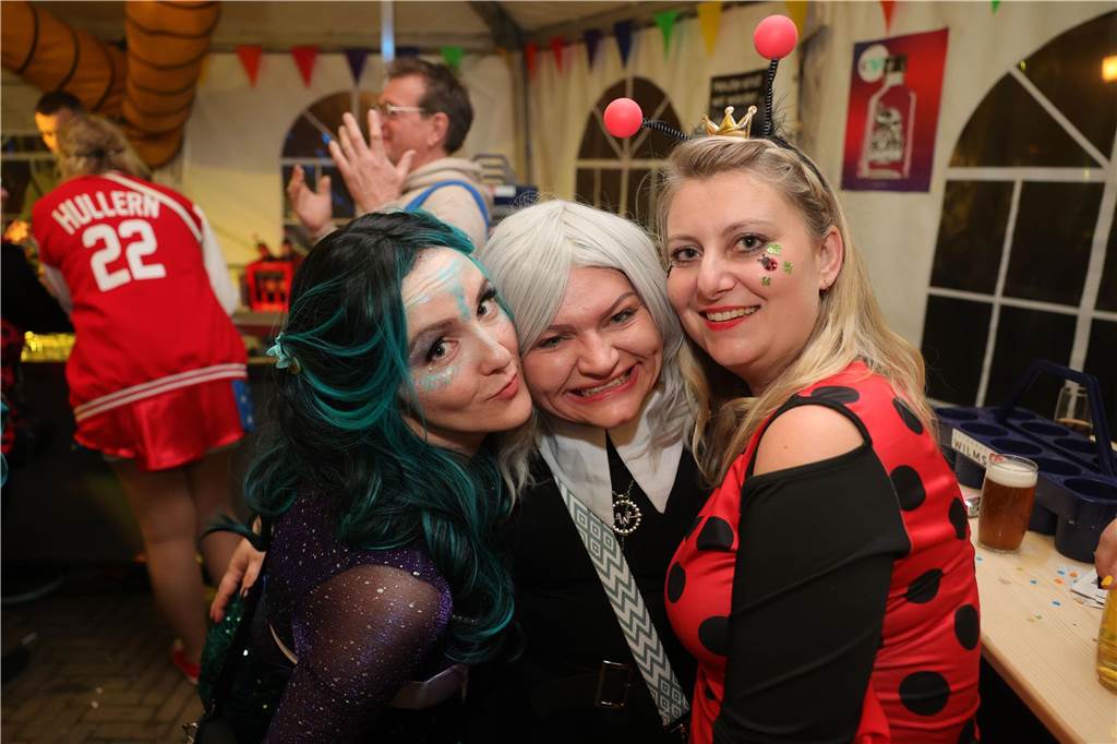 Gäste feiern Weiberfastnacht