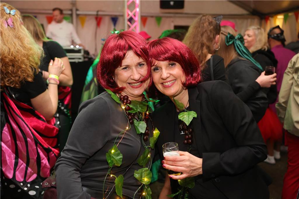 Gäste feiern Weiberfastnacht