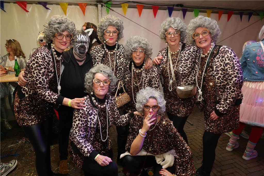 Gäste feiern Weiberfastnacht