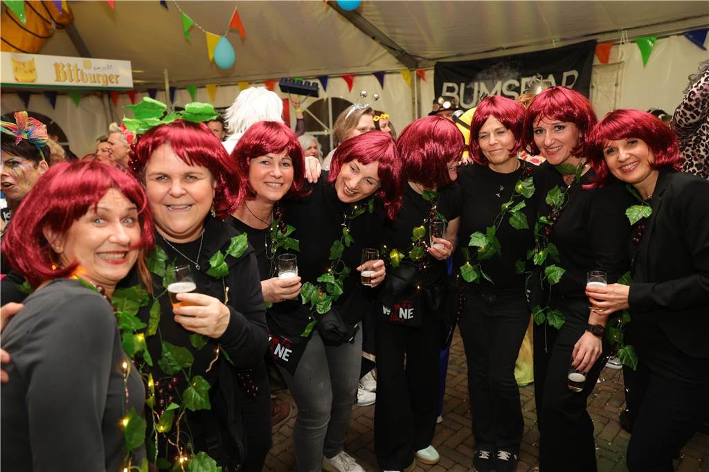 Gäste feiern Weiberfastnacht