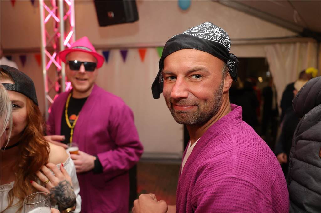 Gäste feiern Weiberfastnacht