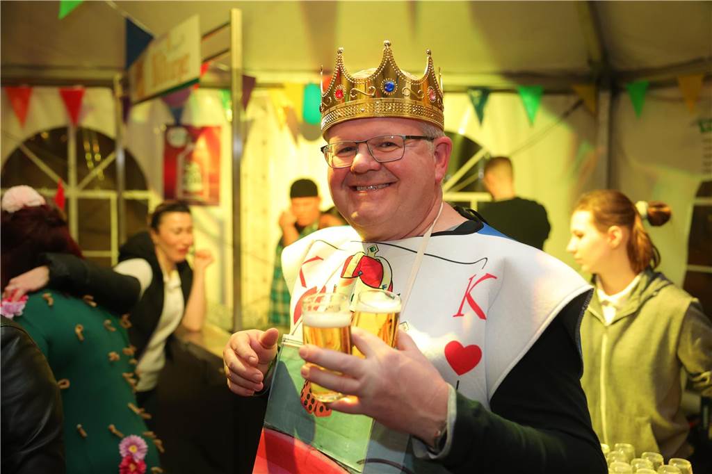 Gäste feiern Weiberfastnacht