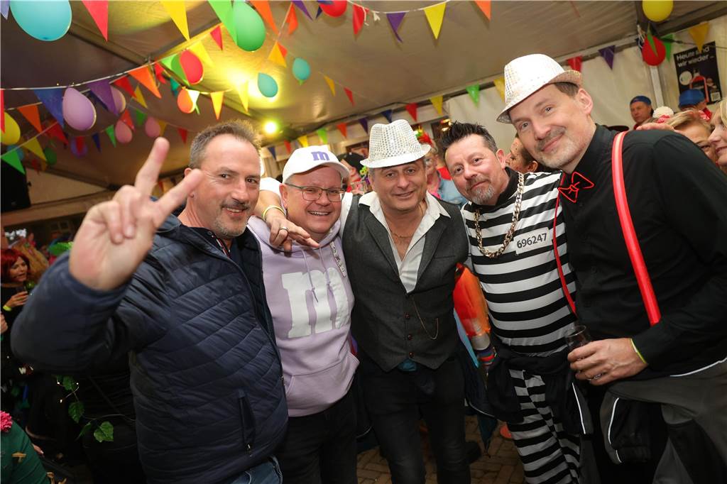 Gäste feiern Weiberfastnacht