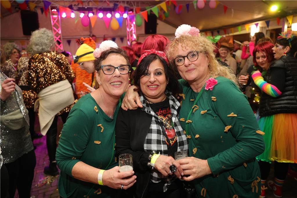 Gäste feiern Weiberfastnacht