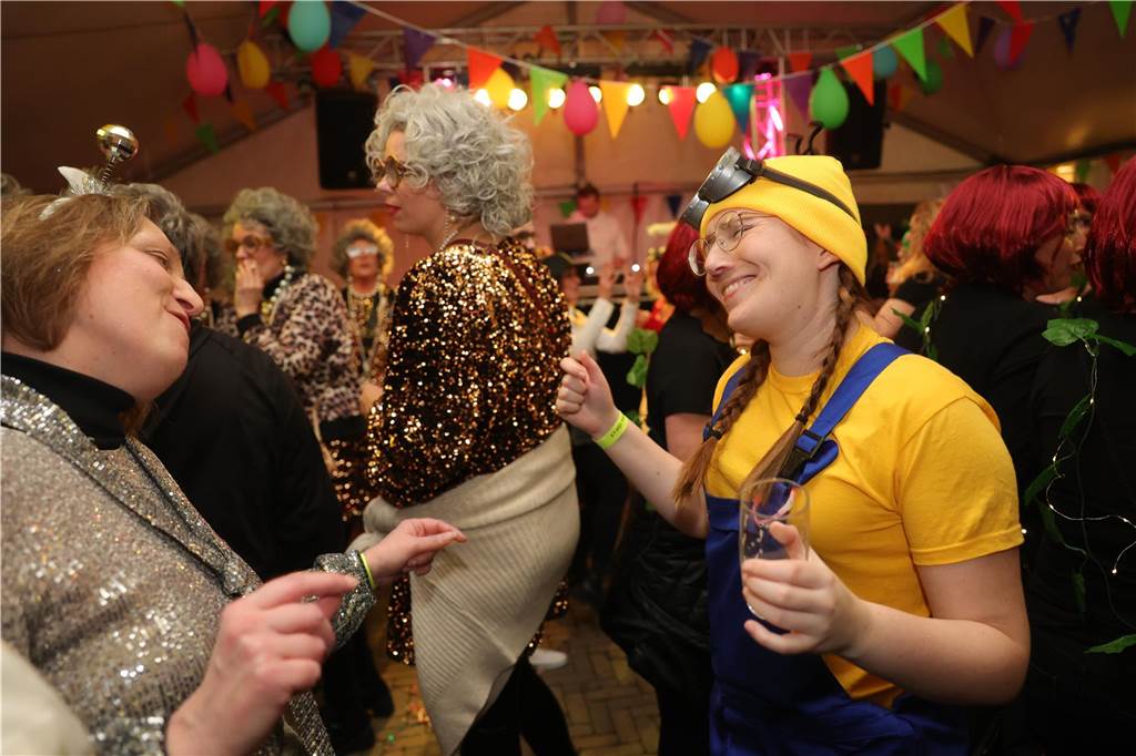 Gäste feiern Weiberfastnacht