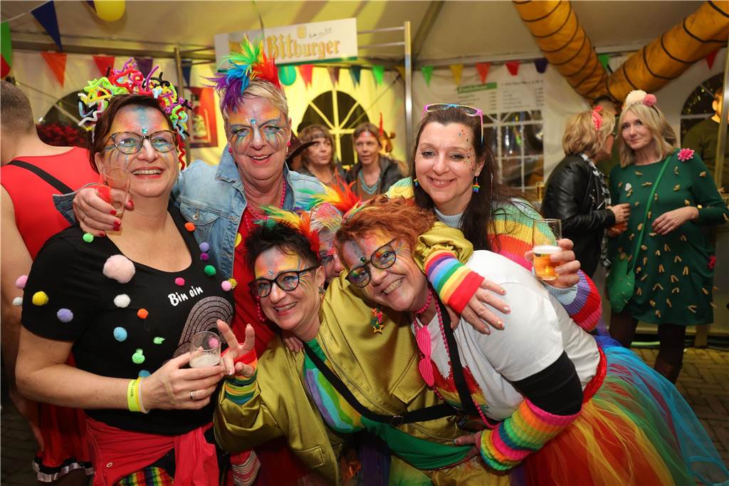 Gäste feiern Weiberfastnacht