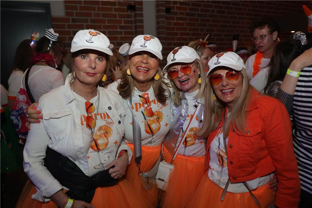 Gäste feiern Weiberfastnacht