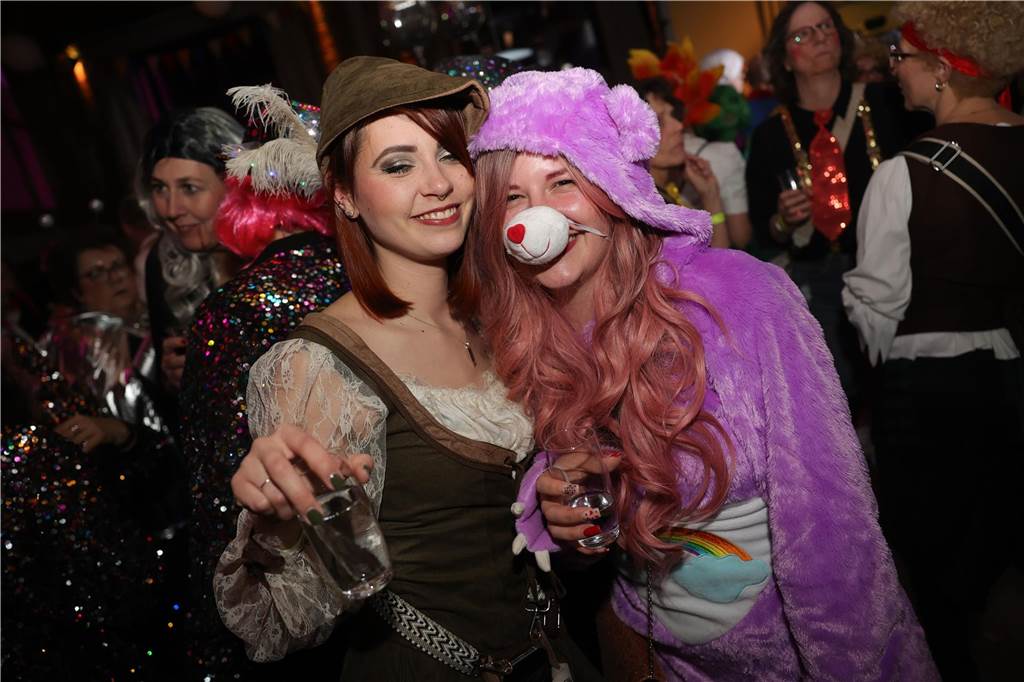 Gäste feiern Weiberfastnacht