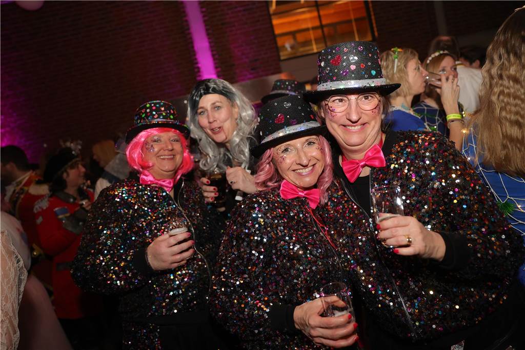 Gäste feiern Weiberfastnacht