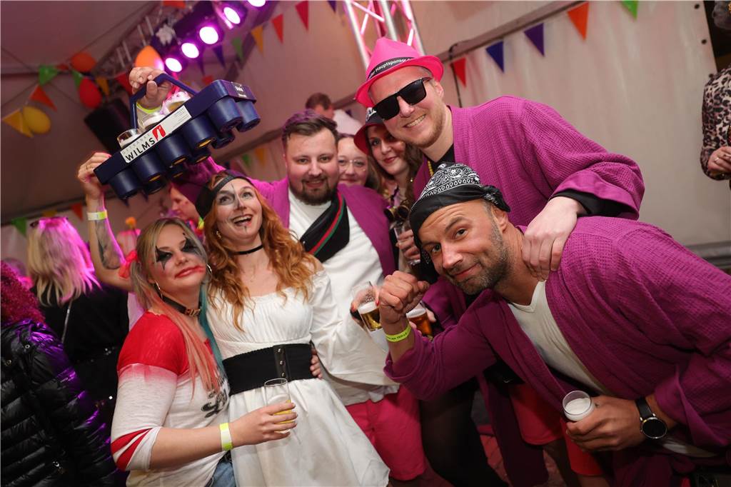 Gäste feiern Weiberfastnacht