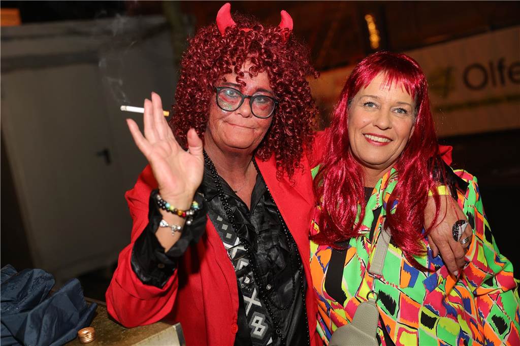 Gäste feiern Weiberfastnacht