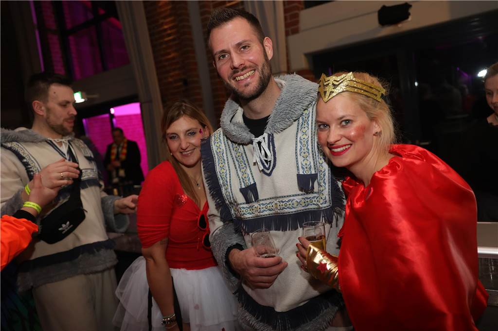Gäste feiern Weiberfastnacht