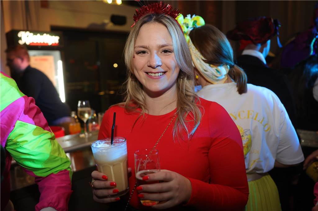Gäste feiern Weiberfastnacht