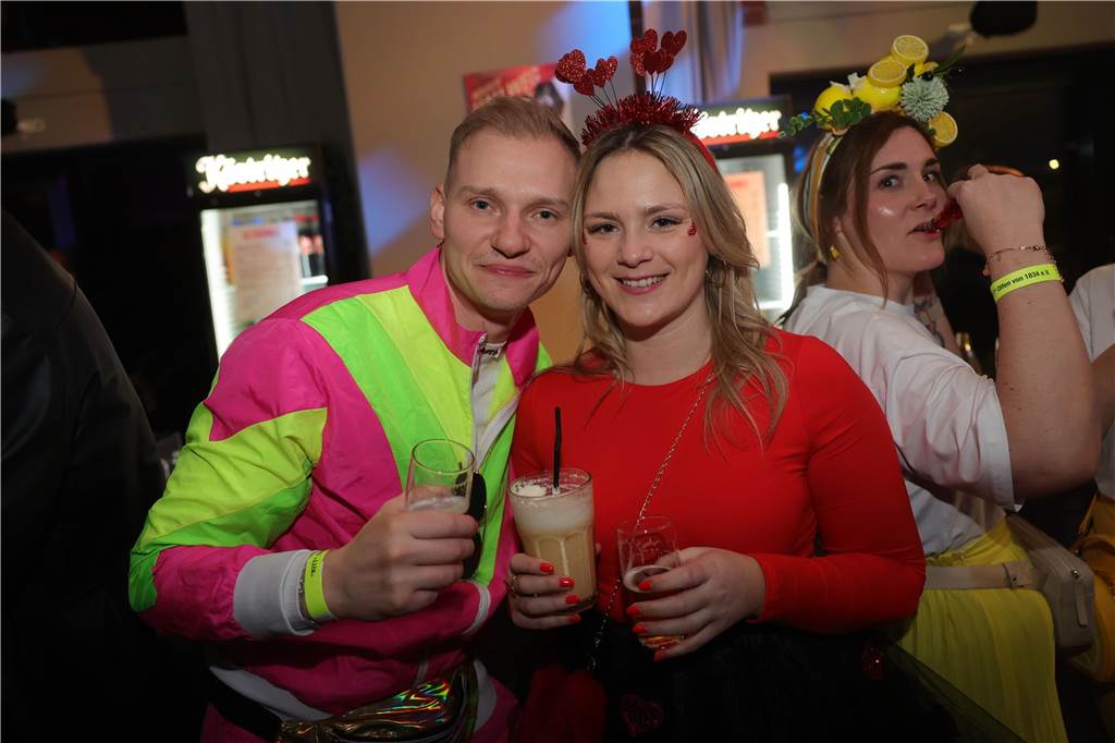 Gäste feiern Weiberfastnacht
