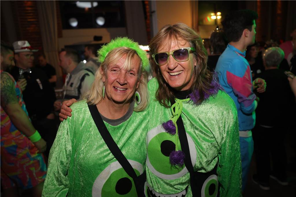 Gäste feiern Weiberfastnacht