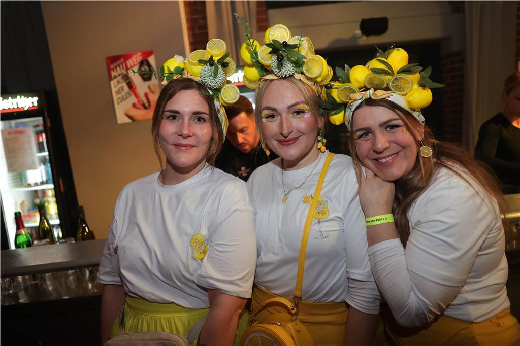 Gäste feiern Weiberfastnacht