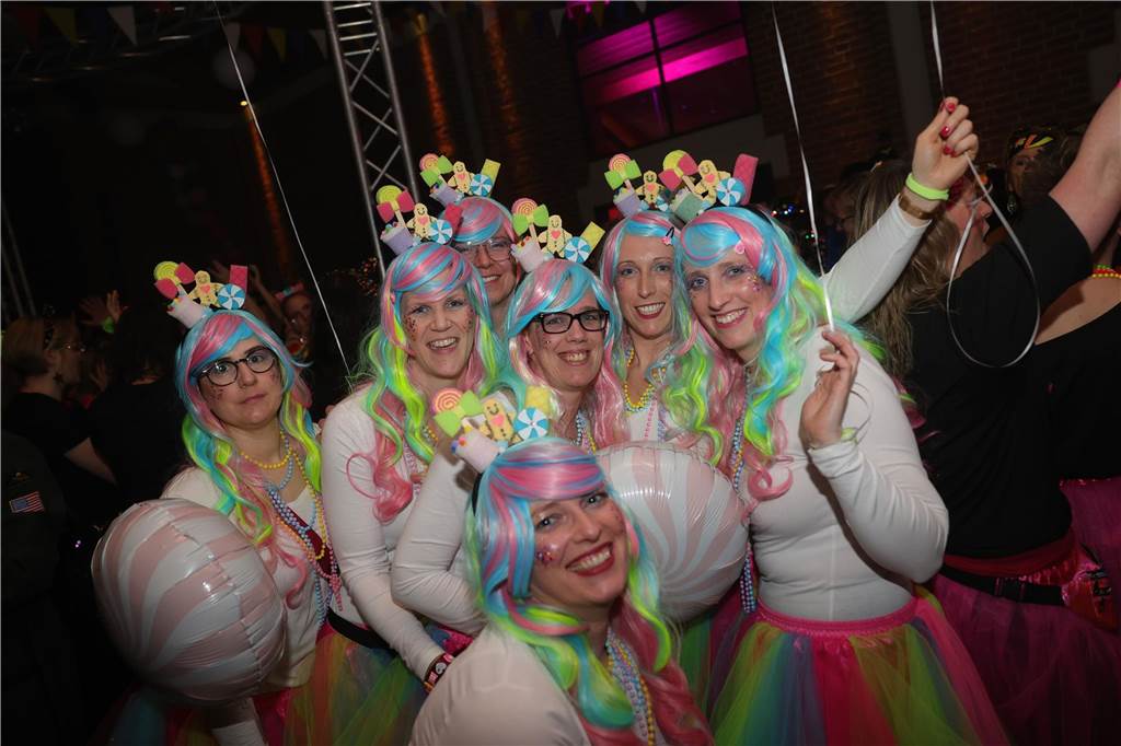 Gäste feiern Weiberfastnacht