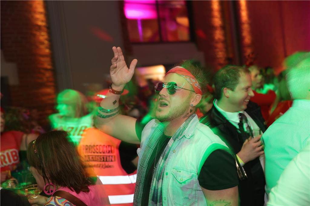 Gäste feiern Weiberfastnacht