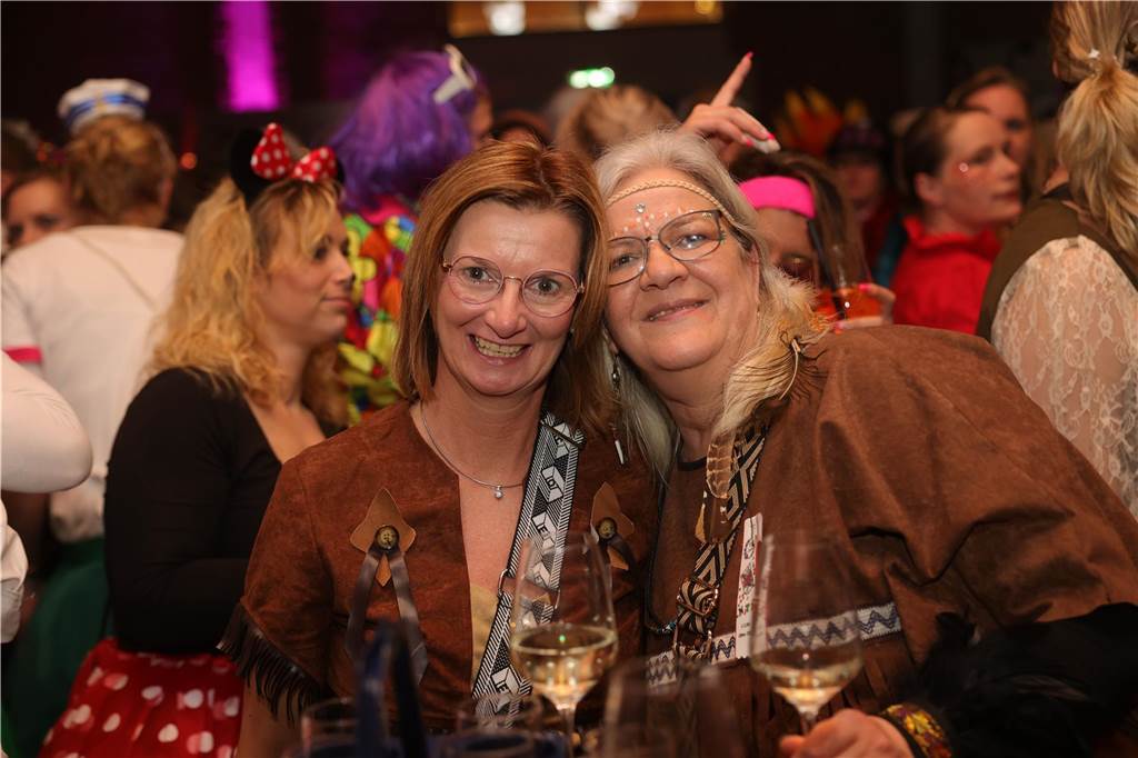 Gäste feiern Weiberfastnacht
