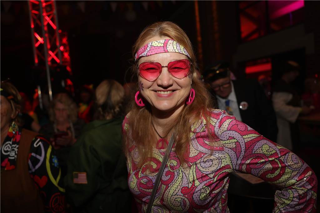 Gäste feiern Weiberfastnacht