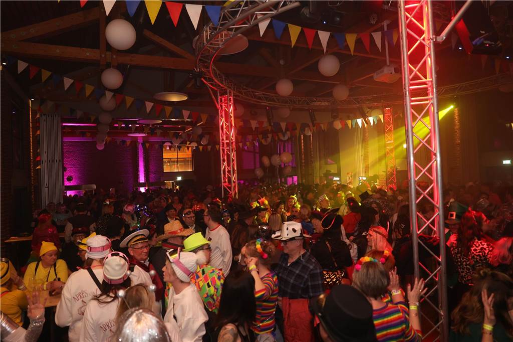 Gäste feiern Weiberfastnacht