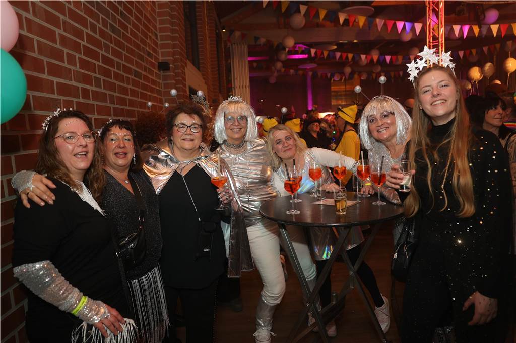 Gäste feiern Weiberfastnacht