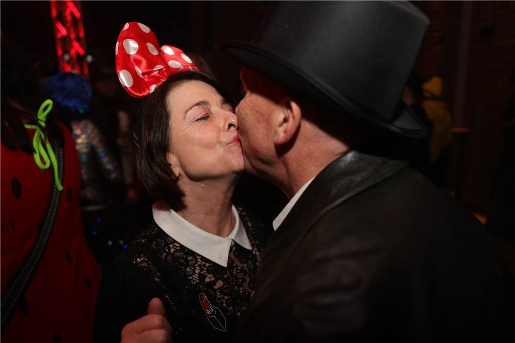 Gäste feiern Weiberfastnacht