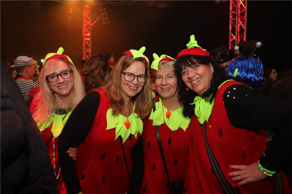 Gäste feiern Weiberfastnacht