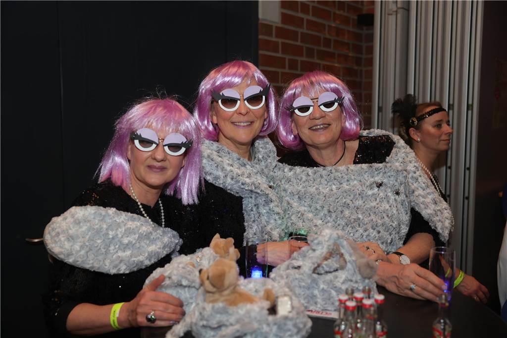 Gäste feiern Weiberfastnacht