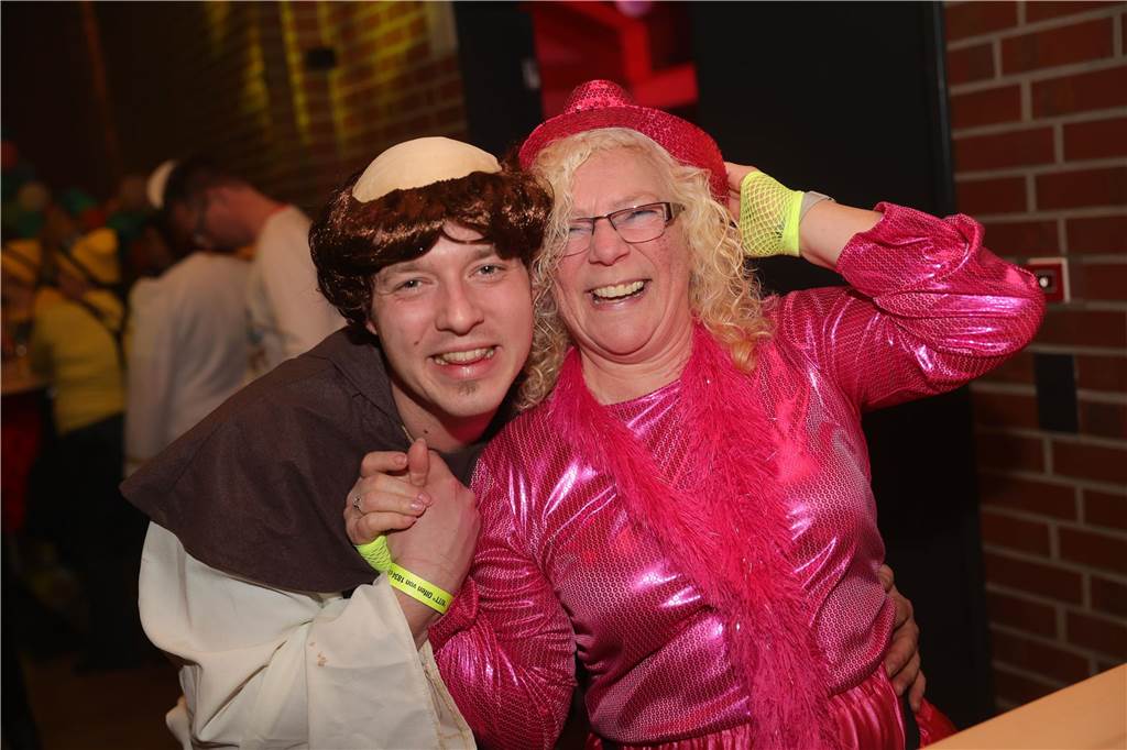 Gäste feiern Weiberfastnacht
