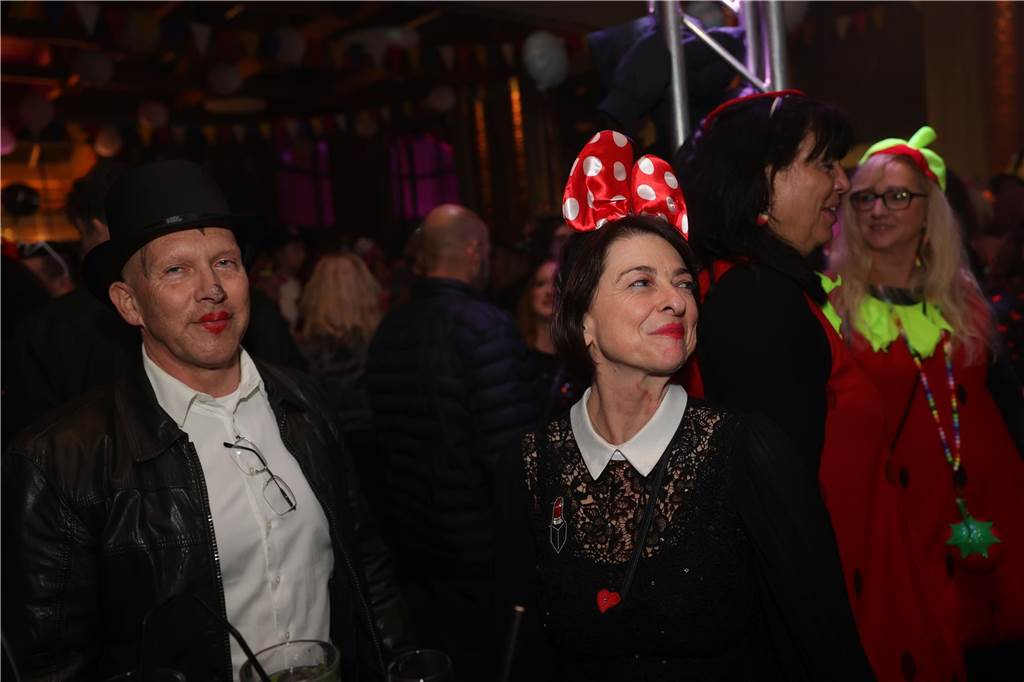 Gäste feiern Weiberfastnacht