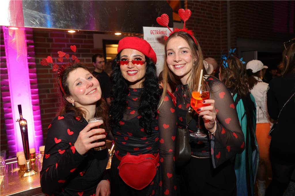 Gäste feiern Weiberfastnacht