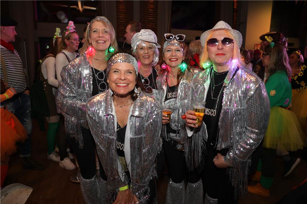 Gäste feiern Weiberfastnacht