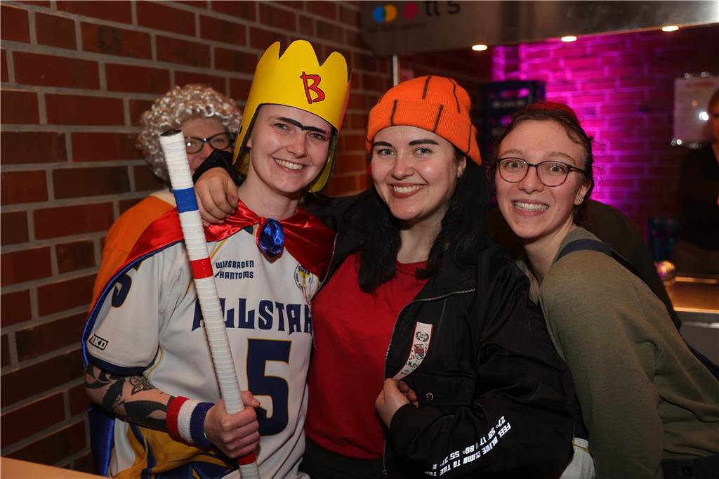 Gäste feiern Weiberfastnacht