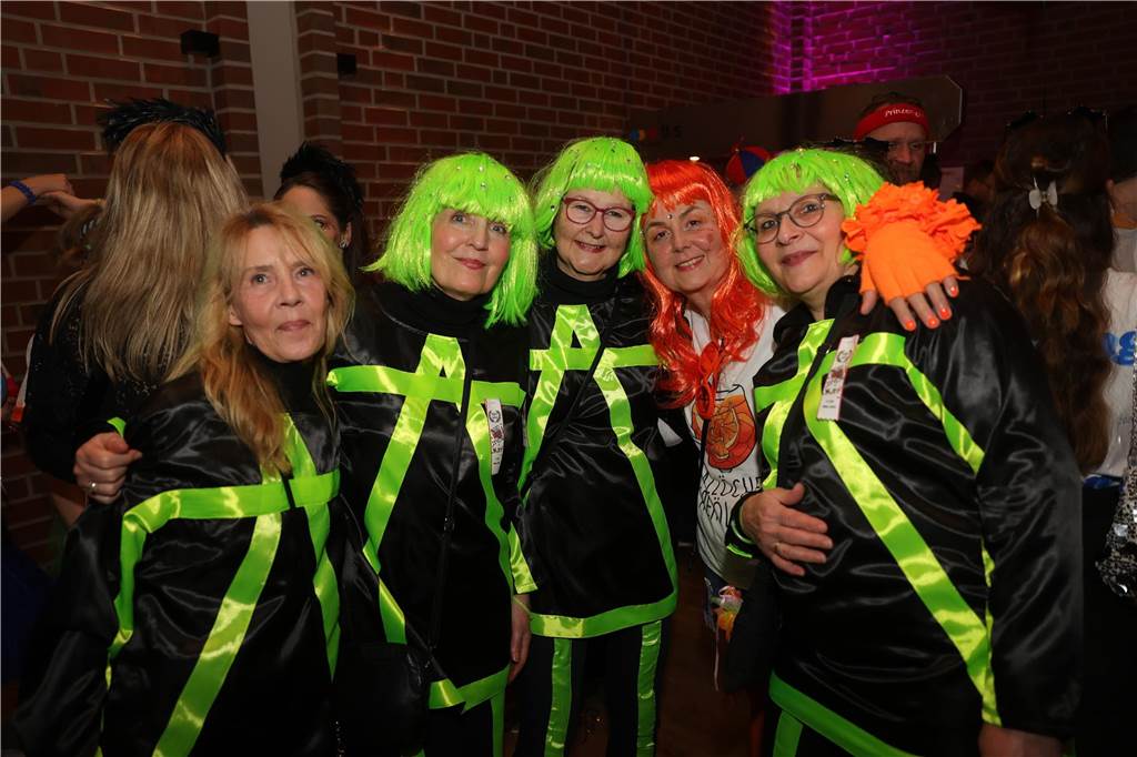 Gäste feiern Weiberfastnacht