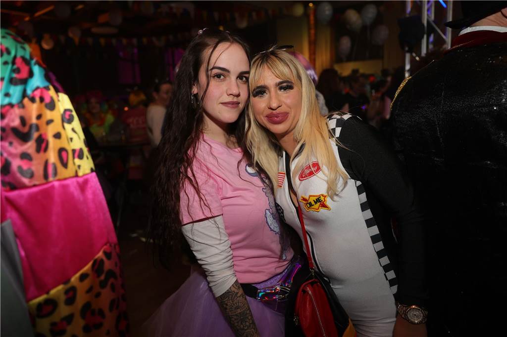 Gäste feiern Weiberfastnacht