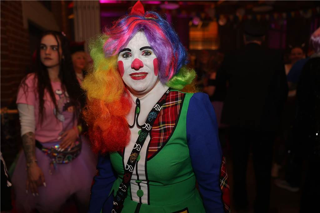 Gäste feiern Weiberfastnacht