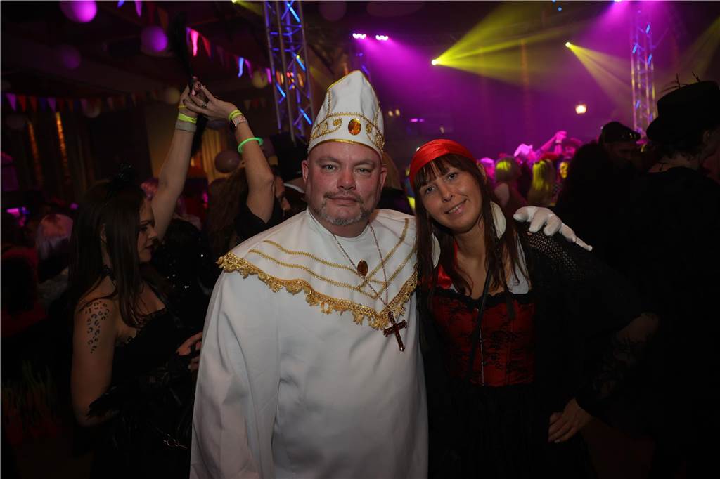 Gäste feiern Weiberfastnacht