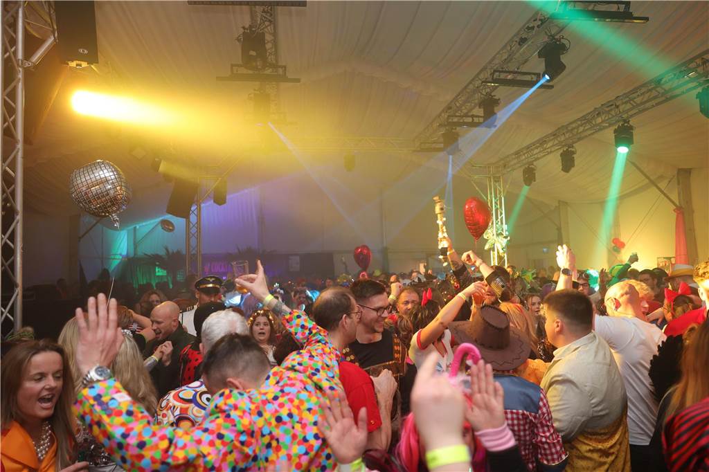 Gäste feiern Weiberfastnacht