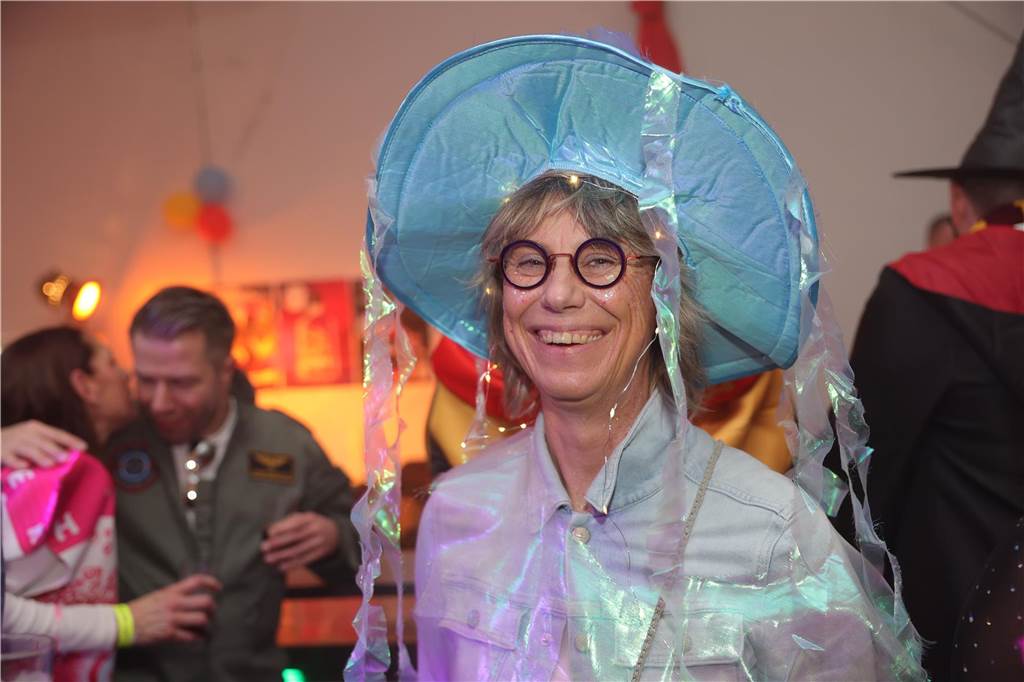 Gäste feiern Weiberfastnacht