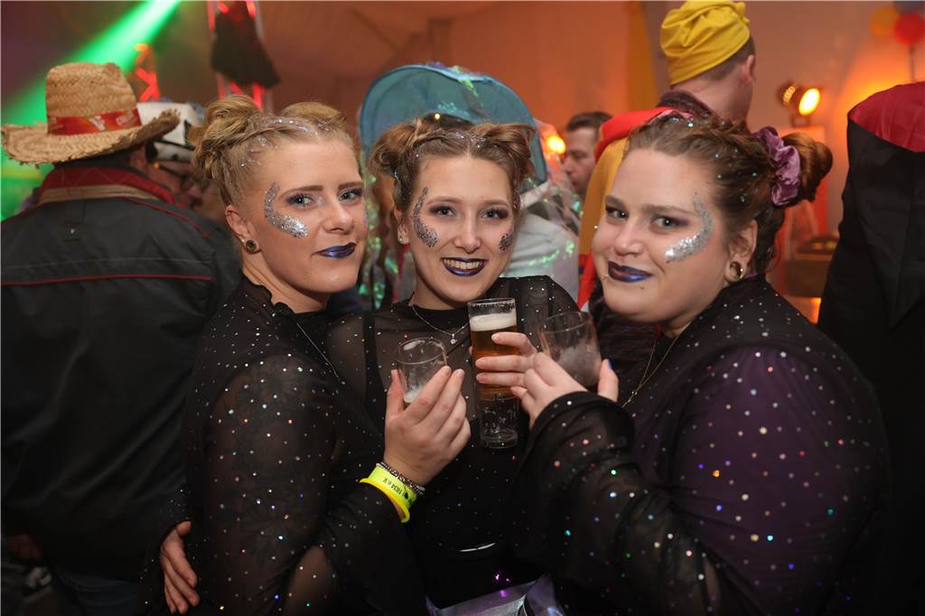 Gäste feiern Weiberfastnacht